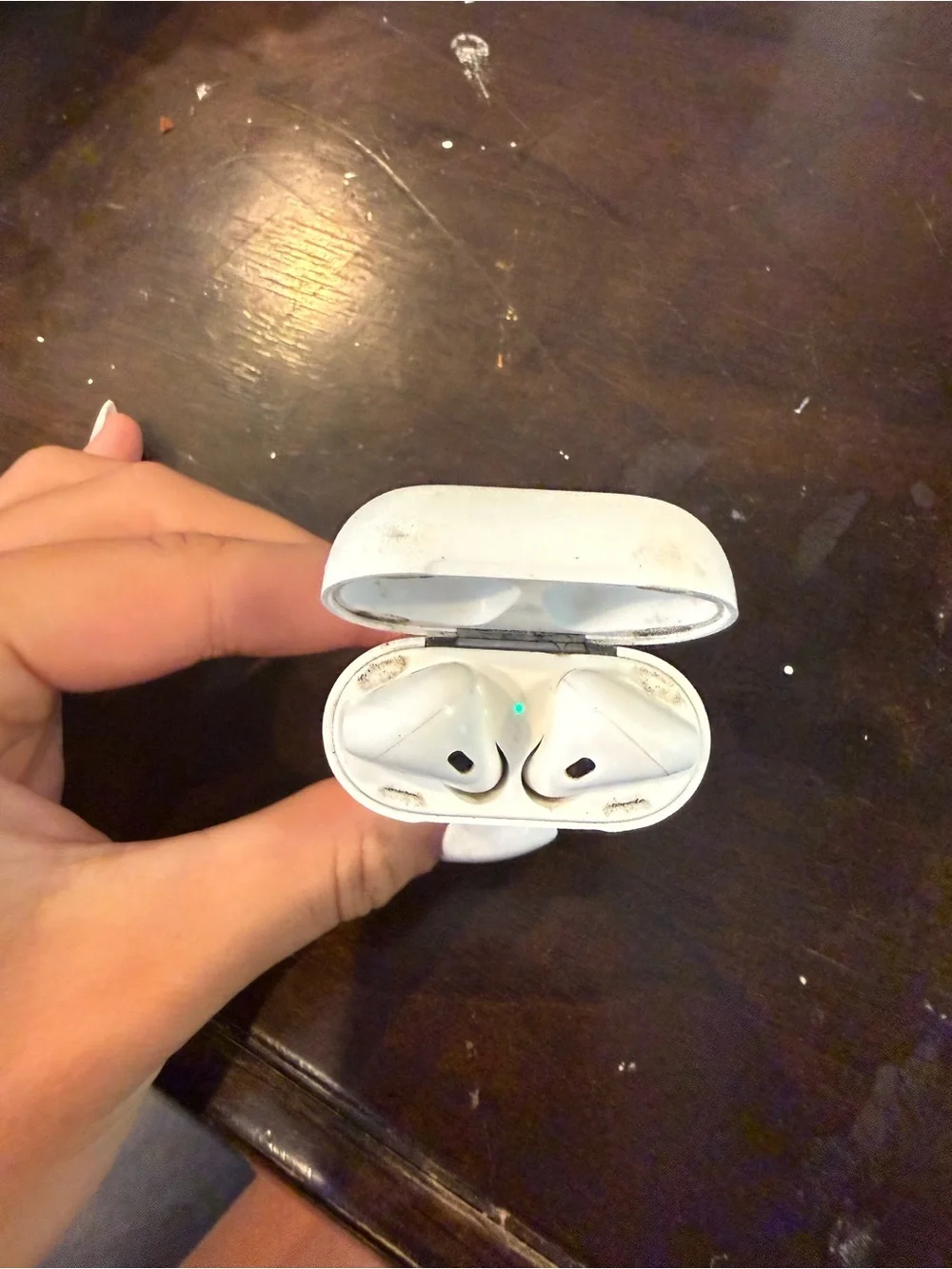 Apple White On‑Ear Wireless Earbuds Charging Case